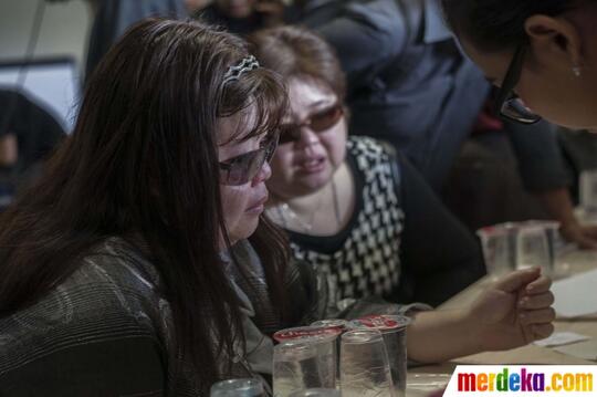 FOTO: Duka Keluarga Penumpang AirAsia QZ8501 di Juanda
