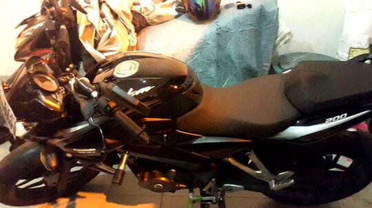 JUAL PULSAR 200-NS MULUS BARU DES'14 (BUTUH UANG)