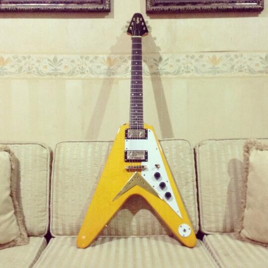 flying v yellow