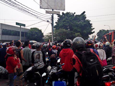 LAGI..!! BEGAL MOTOR TODONG IBU2 DENGAN GOLOK, NYARIS DIBAKAR MASSA