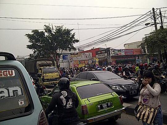 LAGI..!! BEGAL MOTOR TODONG IBU2 DENGAN GOLOK, NYARIS DIBAKAR MASSA