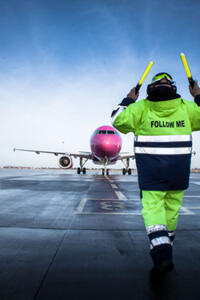 Featured image of post Teknisi Pesawat Gaji Tukang Parkir Pesawat Perempuan Mekanik badan pesawat dan pembangkit listrik