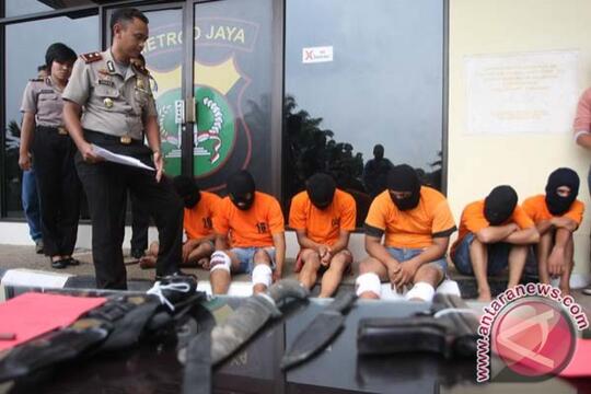 Pemimpin begal ditembak mati di jakarta barat gan!