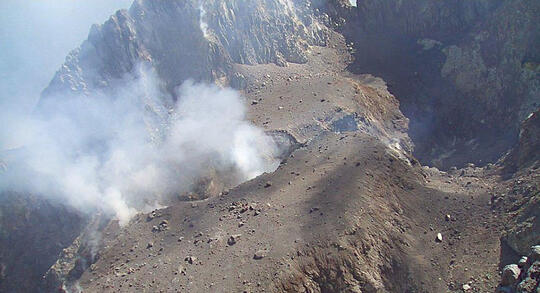 Mahasiswa Atmaja Pendaki Merapi Dilaporkan Terjatuh ke Jurang Kawah