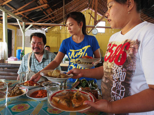 Belajar Dari Keunikan Rumah Makan Padang