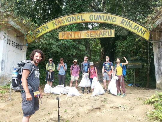 Ini Dia Aksi Bule Membersihkan Sampah Di Gunung Rinjani