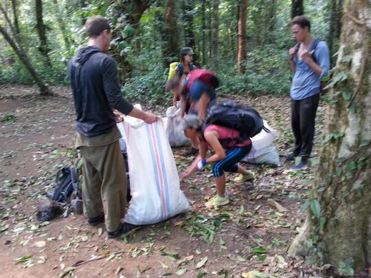 Ini Dia Aksi Bule Membersihkan Sampah Di Gunung Rinjani