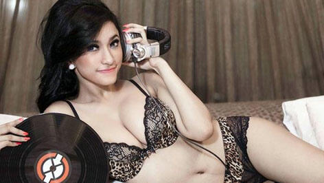 {TREAD SEPI}Foto-foto Mesum Mirip Amel Alvi Layani Pelanggannya Beredar di Internet