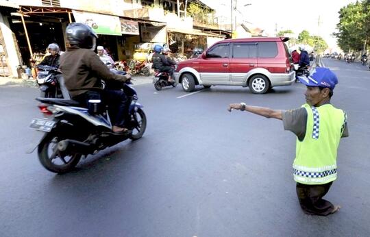 Tanpa Kita Sadari Jasa Orang-Orang Ini Membantu Meringankan Kehidupan Kita
