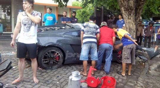 Lihat Nih! Pengemudi Lamborghini Maut "Asyik" Telepon Usai Tabrak Penjual STMJ