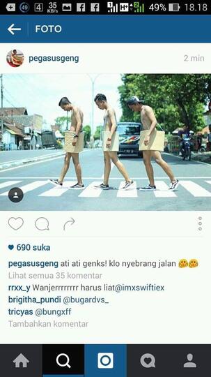 Trend baru ABG Alay sekarang: foto-foto di tengah Jalan..!!