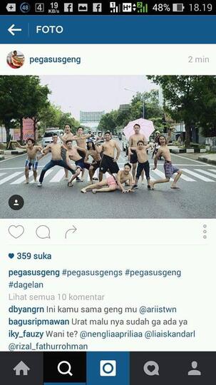 Trend baru ABG Alay sekarang: foto-foto di tengah Jalan..!!