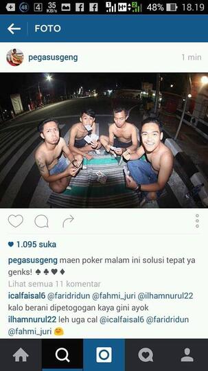 Trend baru ABG Alay sekarang: foto-foto di tengah Jalan..!!