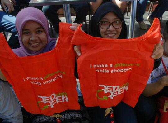 Mulai Februari, Belanja Menggunakan Kantong Plastik Harus Bayar