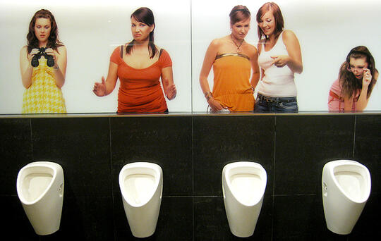 Kudu Bayar Toilet, Anang Suruh Anaknya Kencing Sembarangan di Mal