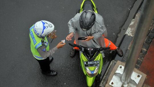 Boleh Gak Sih Polisi Menilang Padahal Lagi Gak Tugas? Ini Penjelasannya!