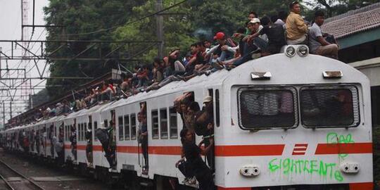 Katanya, Keganasan Manusia Itu Paling Sering Ada di Commuter Line. Ini Buktinya!