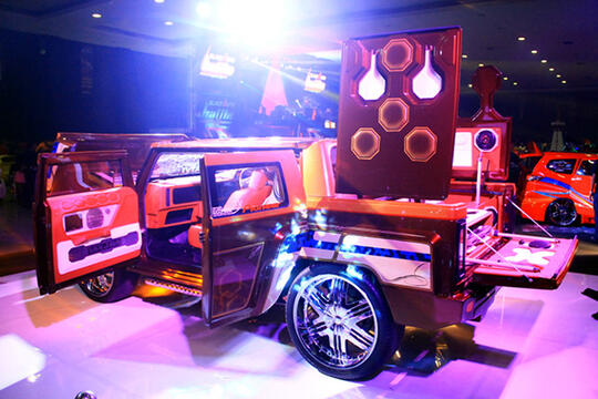 AMAZING! Isuzu Panther Ini Disulap Jadi Hummer Yang Keren, Gan!