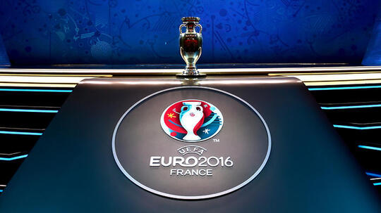 Pluit-Pluit Sakti berdengung diantara penonton UEFA EURO 2016 gan...