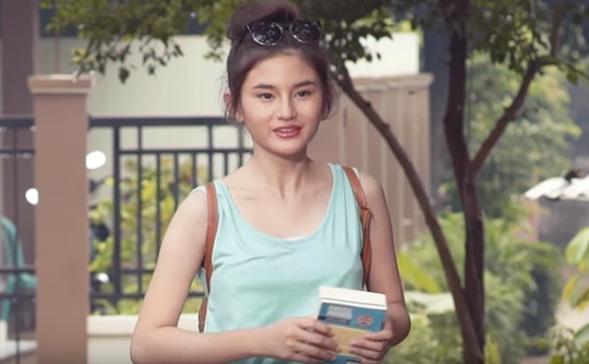 Belum Terjawab, Misteri Cewek Blasteran Cakep Yang Foto Bareng Doraemon