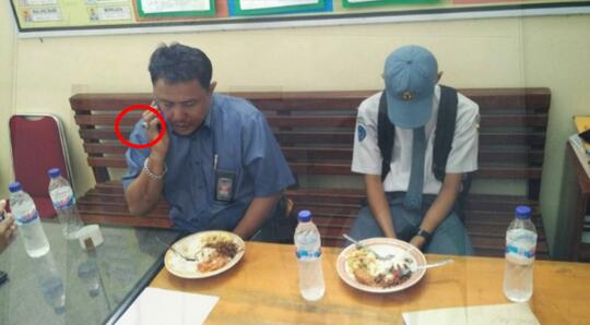 Tegur Murid Yang Tak Kerjakan PR, Guru Ini Dianiaya Orangtua Siswa. Pantaskah?