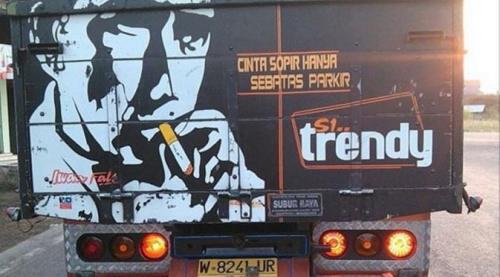 (+Pict) Tulisan Di Belakang Mobil Truk, yang bisa bikin kita tersenyum sampai tertawa