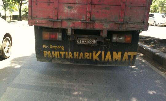 (+Pict) Tulisan Di Belakang Mobil Truk, yang bisa bikin kita tersenyum sampai tertawa