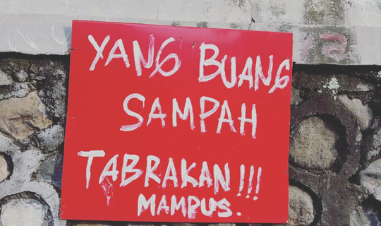 Ngakak banget gan, Spanduk kutukan bagi orang yang suka buang sampah sembarangan