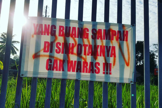 Ngakak banget gan, Spanduk kutukan bagi orang yang suka buang sampah sembarangan
