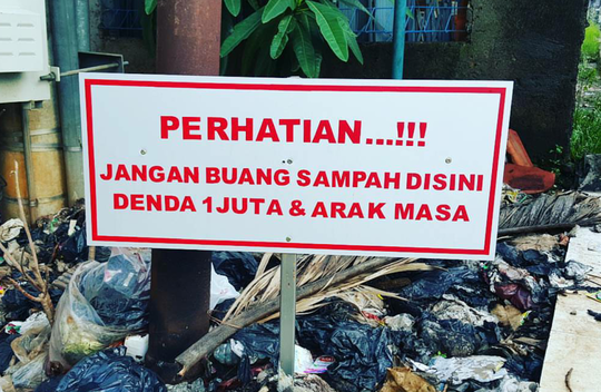 Ngakak banget gan, Spanduk kutukan bagi orang yang suka buang sampah sembarangan