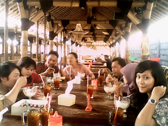 7 Kelakuan Anak Muda Pas Makan di Resto Mahal.