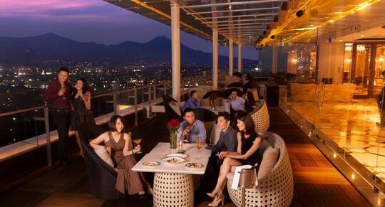 7 Kelakuan Anak Muda Pas Makan di Resto Mahal.