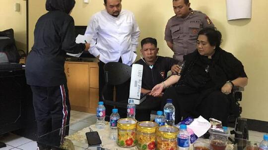 (Pulang duluan) Rachmawati Tinggalkan Mako Brimob, Ahmad Dhani Cs Masih Diperiksa