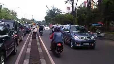10 Hal Menyebalkan Para Pengendara Motor