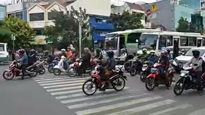 10 Hal Menyebalkan Para Pengendara Motor