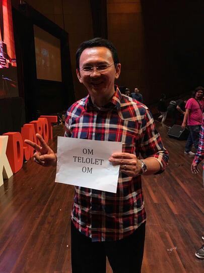 Kena Iseng Relawan, Ahok Pegang Kertas Bertuliskan 'Om Telolet Om'
