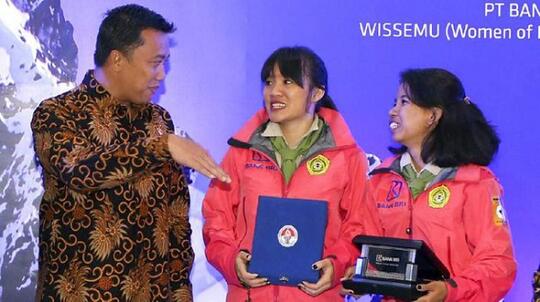 Dua Perempuan Indonesia Berhasil Mendaki Lima 'Atap' Dunia