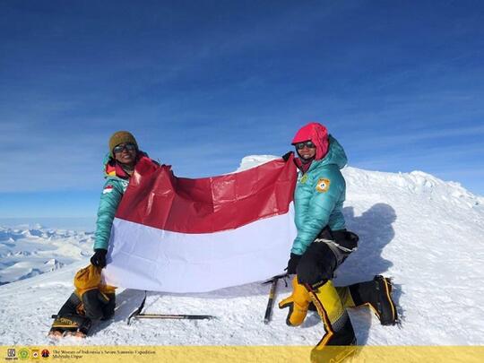 Dua Perempuan Indonesia Berhasil Mendaki Lima 'Atap' Dunia