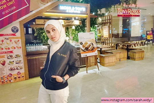 Shalat di Kokpit Pesawat, Kopilot Cantik Ini Tuai Pujian