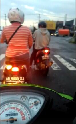 ( kisah nyata )Aksi emak-emak sein kiri belok kanan ini bikin jantung dag-dig-dug