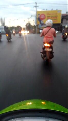 ( kisah nyata )Aksi emak-emak sein kiri belok kanan ini bikin jantung dag-dig-dug