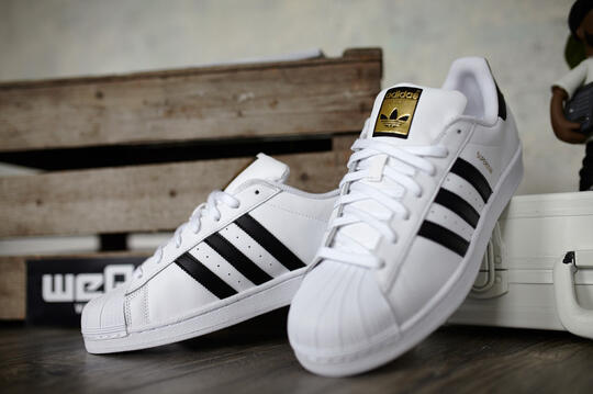 10 Sepatu Sneakers Legendaris Dunia
