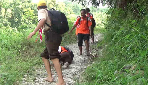 Demi Mengajar, 5 Guru ini Rela Seberangi 3 Sungai, Lewati Lumpur dan Sawah