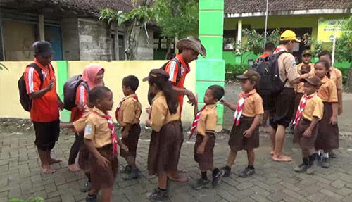 Demi Mengajar, 5 Guru ini Rela Seberangi 3 Sungai, Lewati Lumpur dan Sawah