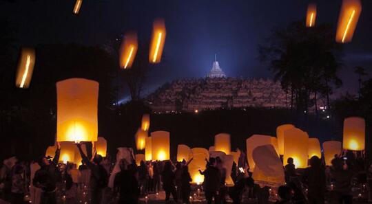 Wisata Malam Menerbangkan Lampion Waisak 10 Mei 2017 Di