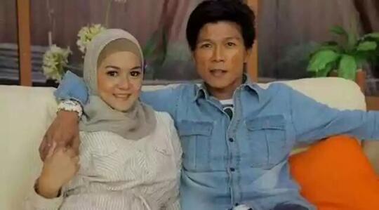 Meski Kurang Ganteng, 6 Seleb Pria Ini Istrinya Cantik Banget Loh!