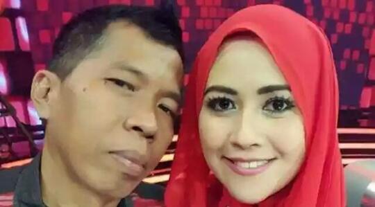 Meski Kurang Ganteng, 6 Seleb Pria Ini Istrinya Cantik Banget Loh!