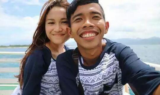 Meski Kurang Ganteng, 6 Seleb Pria Ini Istrinya Cantik Banget Loh!