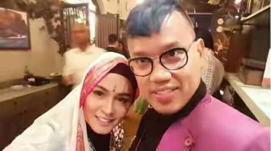 Meski Kurang Ganteng, 6 Seleb Pria Ini Istrinya Cantik Banget Loh!