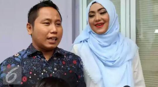 Meski Kurang Ganteng, 6 Seleb Pria Ini Istrinya Cantik Banget Loh!